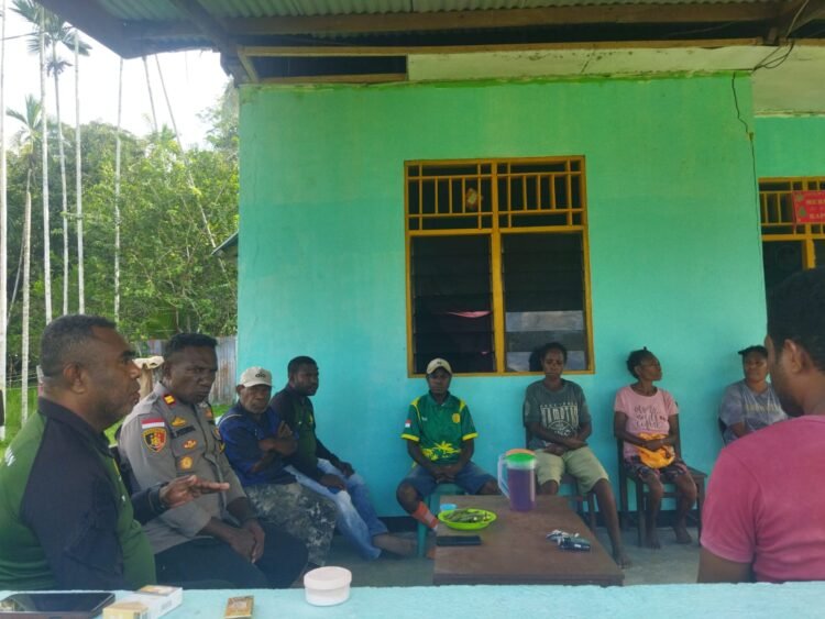 Kapolsek Tor Atas Hadiri Pertemuan Dinas Perkebunan dan Warga Samanente, Harga Pengisian Polibek Disepakati Rp800 Ribu