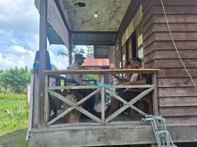Kapolsek Tor Atas Sambangi Warga Kampung Samanente, Perkuat Sinergi Jaga Kamtibmas