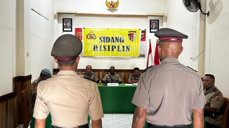 Polres Sarmi Gelar Sidang Disiplin, Dua Anggota Dijatuhi Sanksi atas Pelanggaran Meninggalkan Tugas