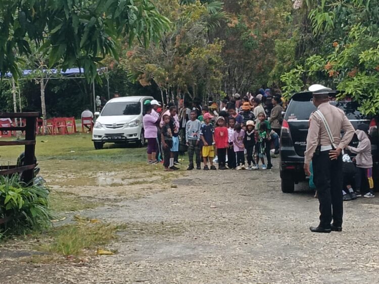Semarak HUT GBI ke-56, Sat Lantas Polres Sarmi Kawal Jalan Santai Jemaat di Mararena
