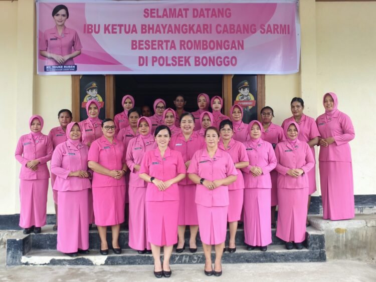 Hangat dan Penuh Kekeluargaan, Ny. Maryke Yustus Sambut Kunjungan Ketua Bhayangkari Cabang Sarmi