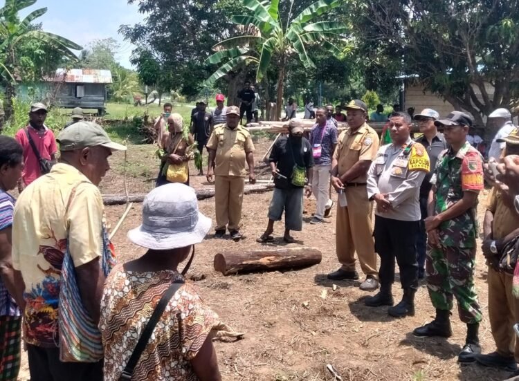 Kapolsek Bonggo Hadiri Momen Bersejarah Pemancangan Tiang Pertama Rumah Adat Suku Mayabona