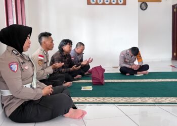 Sejukkan Hati dengan Yasinan, Personel Polres Sarmi Gelar Binrohtal di Masjid Nur Rahmat