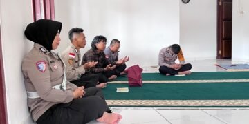 Sejukkan Hati dengan Yasinan, Personel Polres Sarmi Gelar Binrohtal di Masjid Nur Rahmat