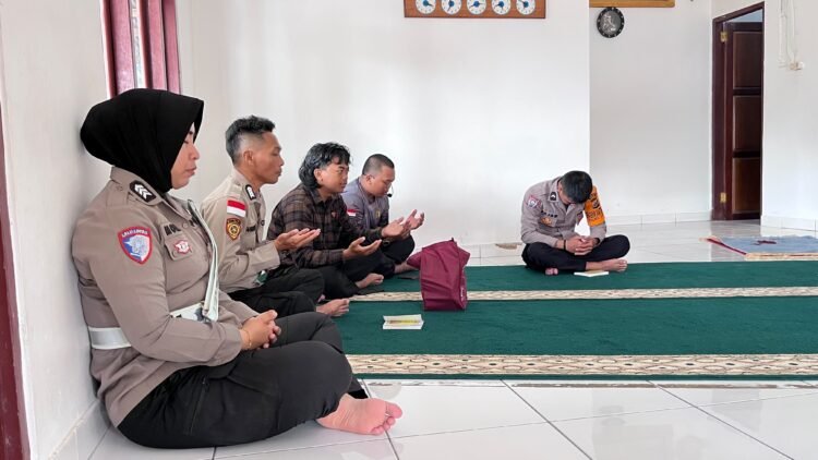 Sejukkan Hati dengan Yasinan, Personel Polres Sarmi Gelar Binrohtal di Masjid Nur Rahmat