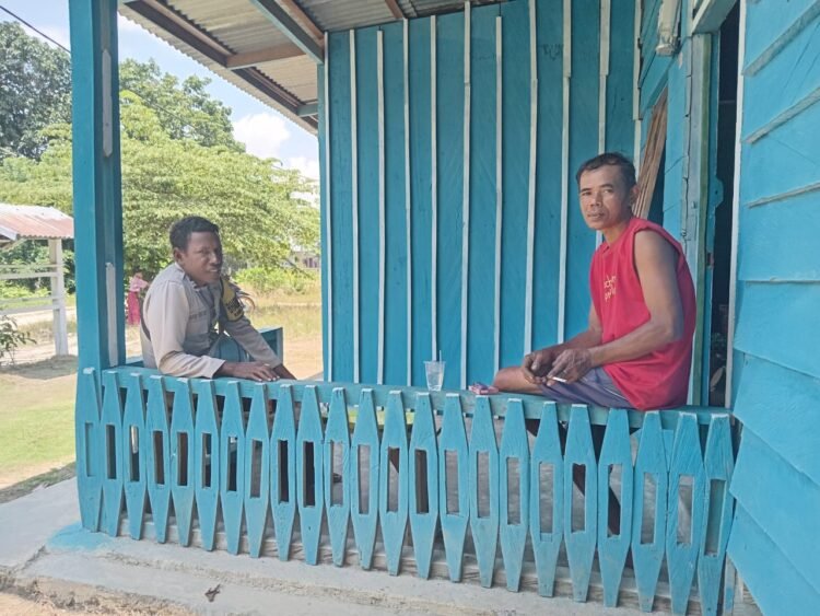 Dekat dengan Masyarakat, Bhabinkamtibmas Polsek Bonggo Sambangi Warga
