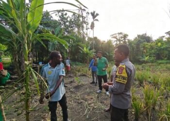 Jaga Kamtibmas, Bhabinkamtibmas Polsek Pantai Barat Sambangi Warga Kampung Arusuar dan Niwerawar