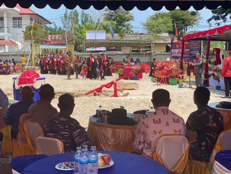 Kabag Logistik Polres Sarmi Hadiri Ibadah dan Peletakan Batu Pertama Pembangunan Kantor Klasis Sarmi Barat