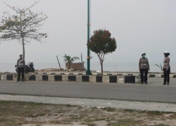 Polisi Bersama Masyarakat, Polres Fakfak Ikut Sholat Istisqa dan Pastikan Kegiatan Berjalan Aman