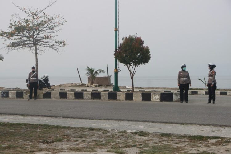 Polisi Bersama Masyarakat, Polres Fakfak Ikut Sholat Istisqa dan Pastikan Kegiatan Berjalan Aman