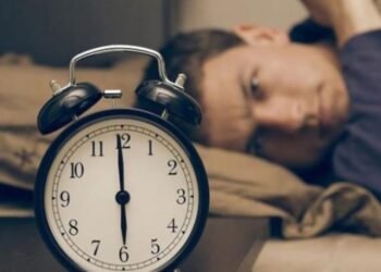 Terbangun Sebelum Alarm, Wajar atau Tanda Gangguan Tidur?
