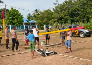 Polsek Bonggo Berbagi Kasih, Dukung Generasi Muda Kampung Kiren Melalui Bantuan Sarana Olahraga