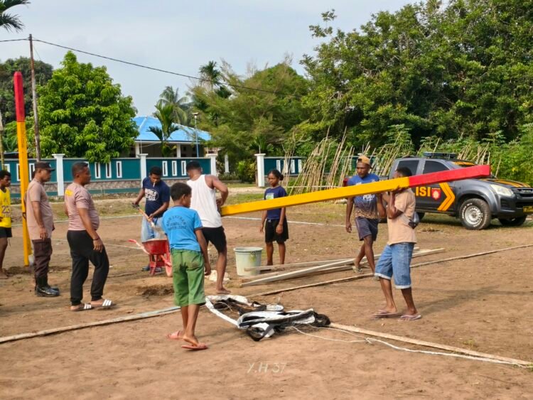 Polsek Bonggo Berbagi Kasih, Dukung Generasi Muda Kampung Kiren Melalui Bantuan Sarana Olahraga