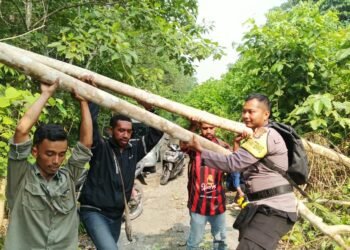 Wujud Kepedulian Polri, Bhabinkamtibmas Kampung Binyer Tetap Berjuang Menembus Rintangan Demi Bertemu Warga yang Berduka