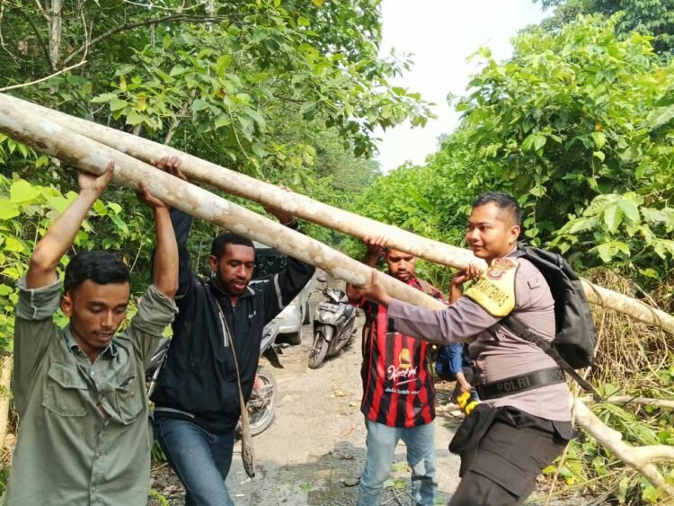 Wujud Kepedulian Polri, Bhabinkamtibmas Kampung Binyer Tetap Berjuang Menembus Rintangan Demi Bertemu Warga yang Berduka