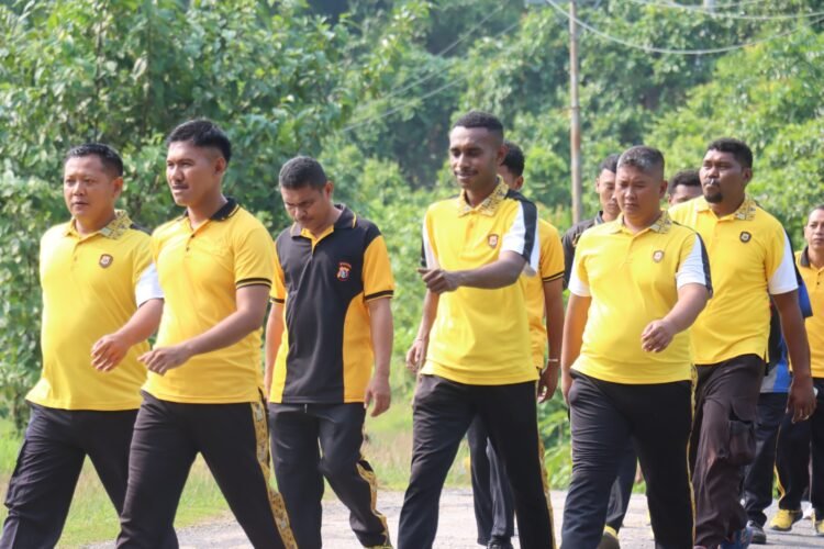 Bangun Semangat dan Kebersamaan, Kapolres Sarmi Bersama Personel Gelar Olahraga Jalan Pagi