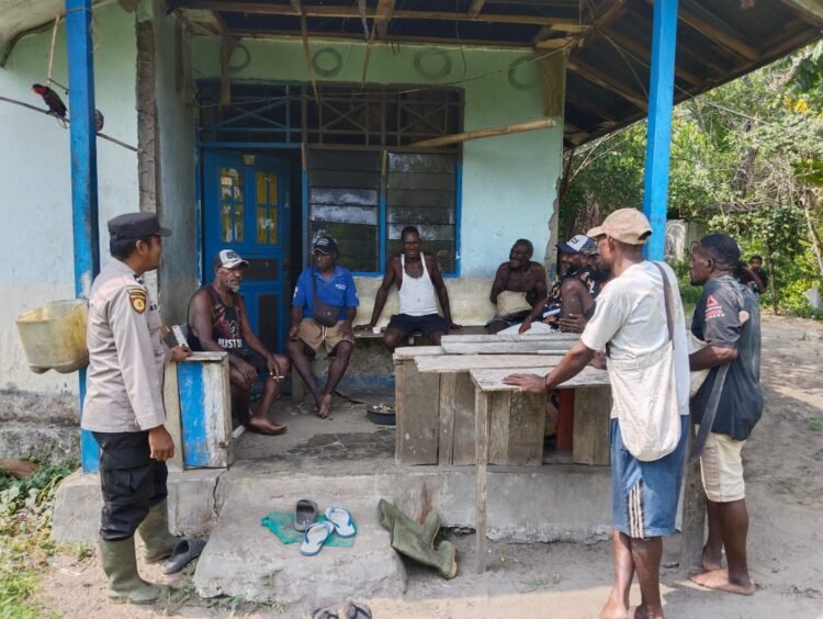 Pererat Hubungan dengan Masyarakat, Bhabinkamtibmas Polsek Pantai Barat Sambangi Warga