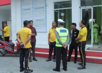 ‎Kapolda Papua Barat Tinjau Antrean BBM di SPBU Sowi 4 Manokwari, Pastikan Pelayanan Berjalan Tertib  ‎