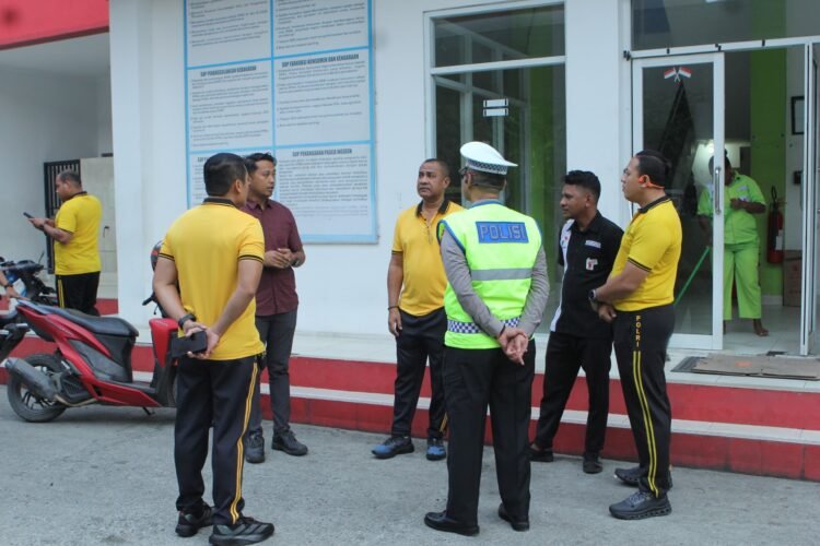 ‎Kapolda Papua Barat Tinjau Antrean BBM di SPBU Sowi 4 Manokwari, Pastikan Pelayanan Berjalan Tertib  ‎