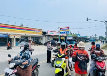 Antisipasi Dampak Kabut Asap Karhutla Papua Nugini, Sat Lantas Polres Sarmi Bersinergi dengan BPBD Bagikan Masker