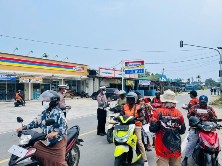 Antisipasi Dampak Kabut Asap Karhutla Papua Nugini, Sat Lantas Polres Sarmi Bersinergi dengan BPBD Bagikan Masker