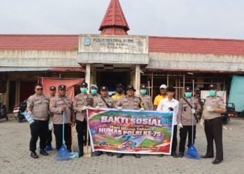 Sambut Hut Humas Polri Ke-75, Si Humas Polres Sarmi Gelar Bakti Sosial Bersihkan Pasar Sentral Mararena