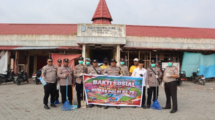 Sambut Hut Humas Polri Ke-75, Si Humas Polres Sarmi Gelar Bakti Sosial Bersihkan Pasar Sentral Mararena