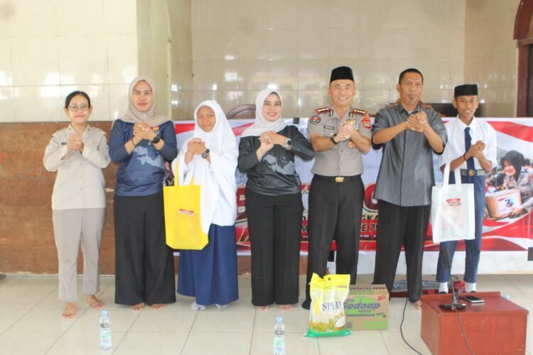 Sambut HUT Humas Polri Ke-75,Bidhumas Polda Papua Barat Gelar Bakti Sosial dan Sosialisasi HIV/Aids di Pondok Pesantren Hidayatullah