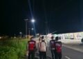 Polres Sarmi Hadir Untuk Masyarakat, Patroli Jalan Kaki Perkuat Keamanan Malam Di Mararena