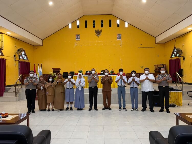 Kapolda Papua Barat Kunjungi SMA Negeri 2 Manokwari, Perkuat Kepedulian Polri terhadap Dunia Pendidikan