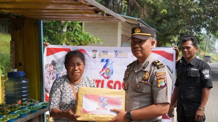 Sambut Hut Humas Polri Ke-75 Tahun 2026, Humas Polresta Manokwari Gelar Bakti Sosial Salurkan Sembako di Jalan Brawijaya Manokwari