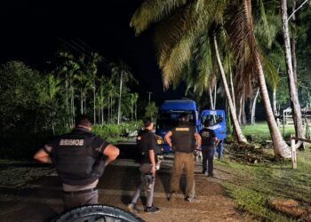 Patroli PAGAR Polres Sarmi Sisir Titik Rawan, Personel Turun Tangan Bantu Korban Kecelakaan