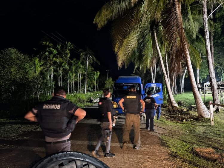 Patroli PAGAR Polres Sarmi Sisir Titik Rawan, Personel Turun Tangan Bantu Korban Kecelakaan
