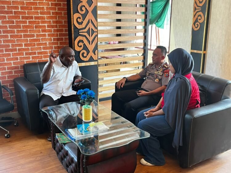 Kabid Humas Polda Papua Barat Perkuat Sinergi dengan Diskominfopersantik, Dukung Program 100 Hari dan Tagline Polri “Polisi Bersama Masyarakat”