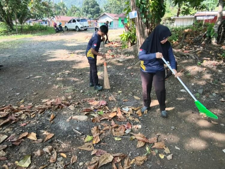 Ditbinmas Polda Papua Barat Gelar Green Policing Di Pantai Maruni, Ajak Masyarakat Jaga Kelestarian Lingkungan