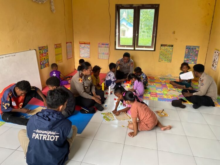 Atasi Kebosanan Anak Akibat Karhutla, Polsek Fakfak Timur Bersama Tim Ekspedisi Patriot Unhas Hadirkan Keceriaan di RUKITA Kampung Weri