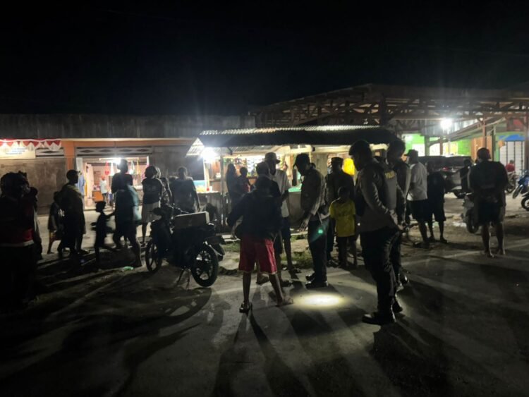 Hadirkan Rasa Aman Di Malam Akhir Pekan, Sat Samapta Polres Sarmi Sambangi Titik Keramaian Mararena