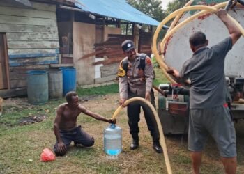 Peduli Warga di Tengah Musim Kemarau, Bhabinkamtibmas Polres Kaimana Salurkan Bantuan Air Bersih