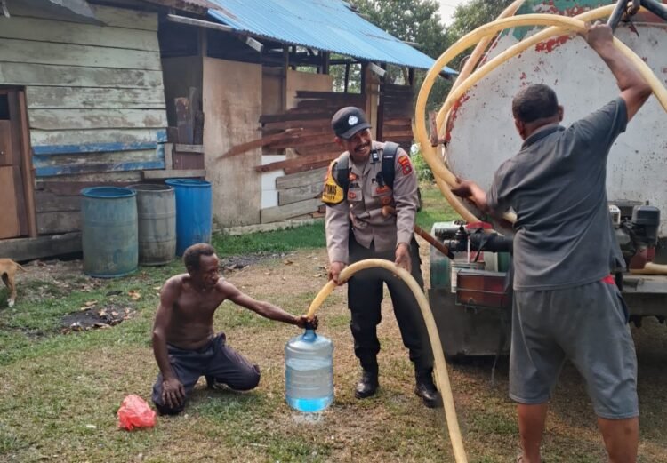 Peduli Warga di Tengah Musim Kemarau, Bhabinkamtibmas Polres Kaimana Salurkan Bantuan Air Bersih