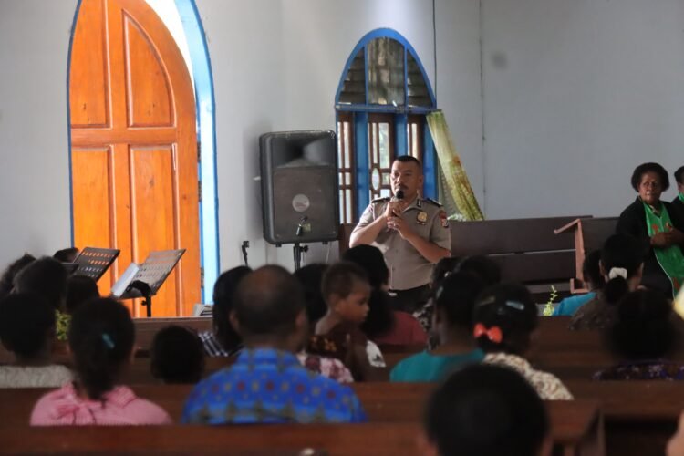 Hadir Di Tengah Jemaat, Polres Sarmi Ajak Warga Jaga Kamtibmas Melalui Minggu Kasih Di Gereja Ebenheizer