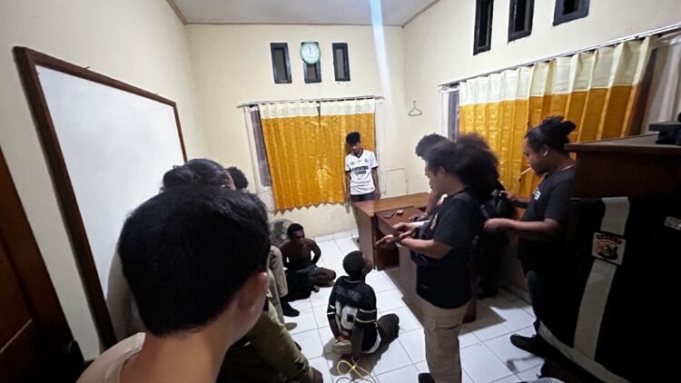 Polsek Bonggo Dan Tim Urc Polres Sarmi Amankan 2 Terduga Pelaku Penganiayaan, 4 Masih Dicari