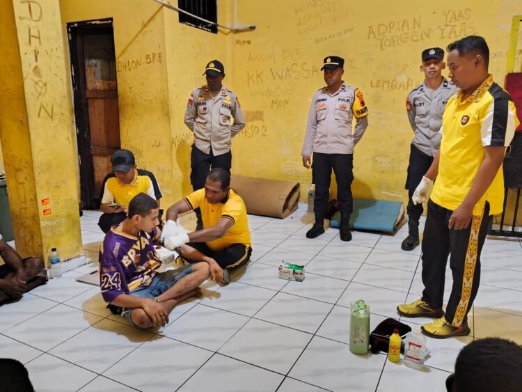 Jaga Kesehatan Tahanan, Sidokkes Dan Sat Tahti Polres Sarmi Rutin Lakukan Pemeriksaan Medis