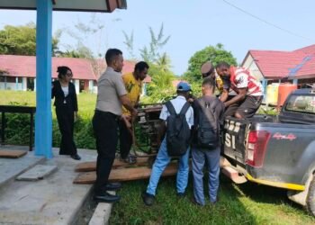 Peduli Pendidikan Dan Keamanan Warga, Polsek Pantai Barat Bantu Distribusi Genset Dan Sambangi Masyarakat