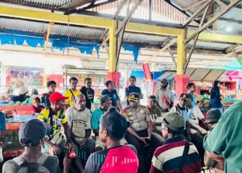 Pererat Kemitraan Dengan Warga, Wakapolres Sarmi Turun Langsung Sambangi Pedagang Pasar Marena