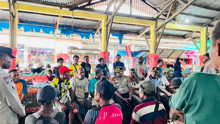 Pererat Kemitraan Dengan Warga, Wakapolres Sarmi Turun Langsung Sambangi Pedagang Pasar Marena