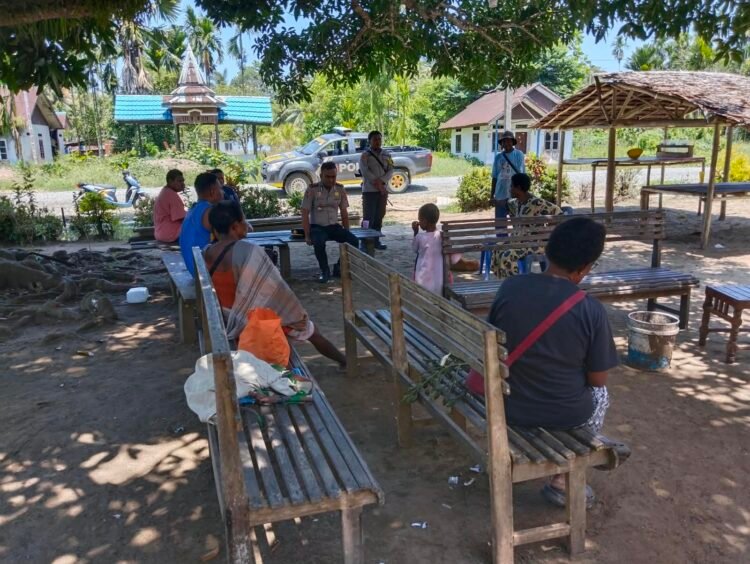 Perkuat Kemitraan Dengan Masyarakat, Kapolsek Pantai Barat Sambangi Warga Kampung Martewar