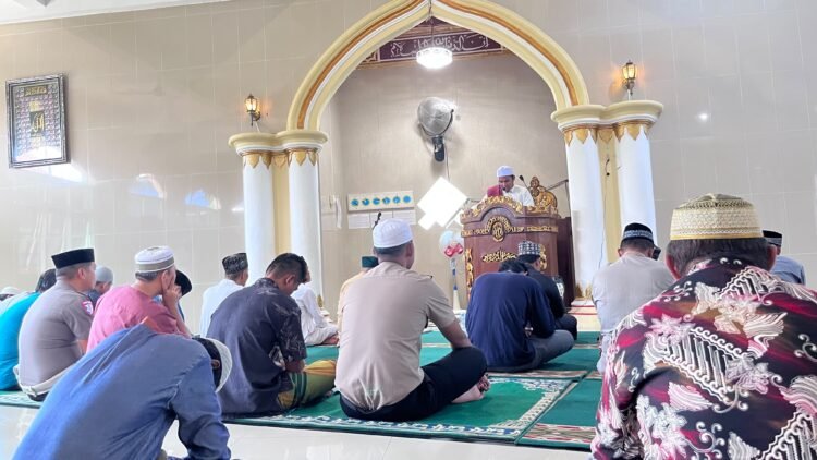Pererat Silaturahmi Dengan Masyarakat, Polres Sarmi Laksanakan Jumat Keliling Di Masjid Ar Rahman Kuma